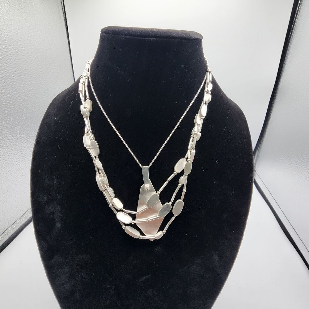 Set of 2 silver tone necklaces